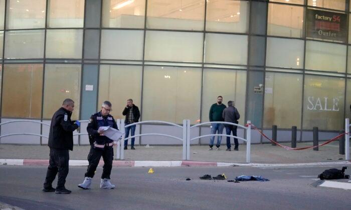 Police: 4 Israelis Killed in Stabbing Attack, Suspect Shot