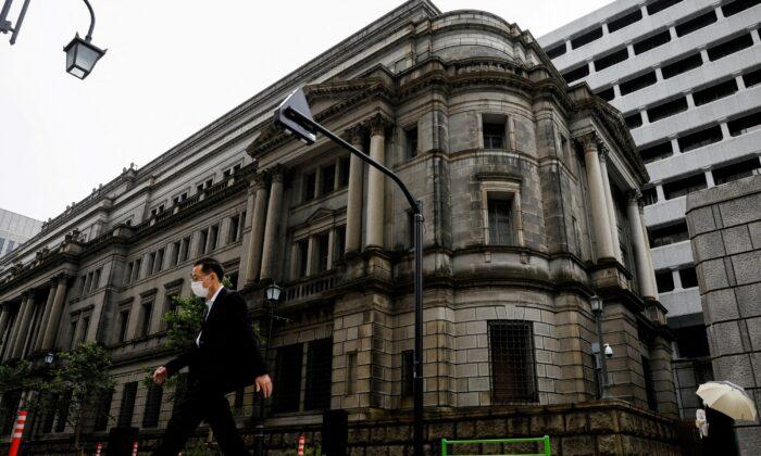 BOJ Stands Its Ground on Benchmark Yield as Global Rates Pressure Builds
