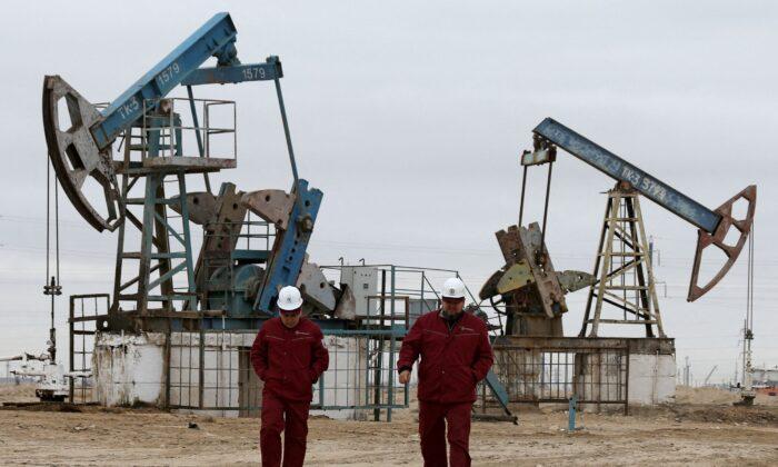 Oil Prices Fall as Market Weighs Mixed Supply Signals