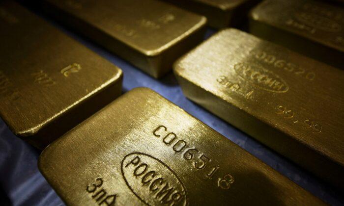Gold Set for Biggest Quarterly Gain in Nearly 2 Yrs on Ukraine Crisis, Inflation Fears