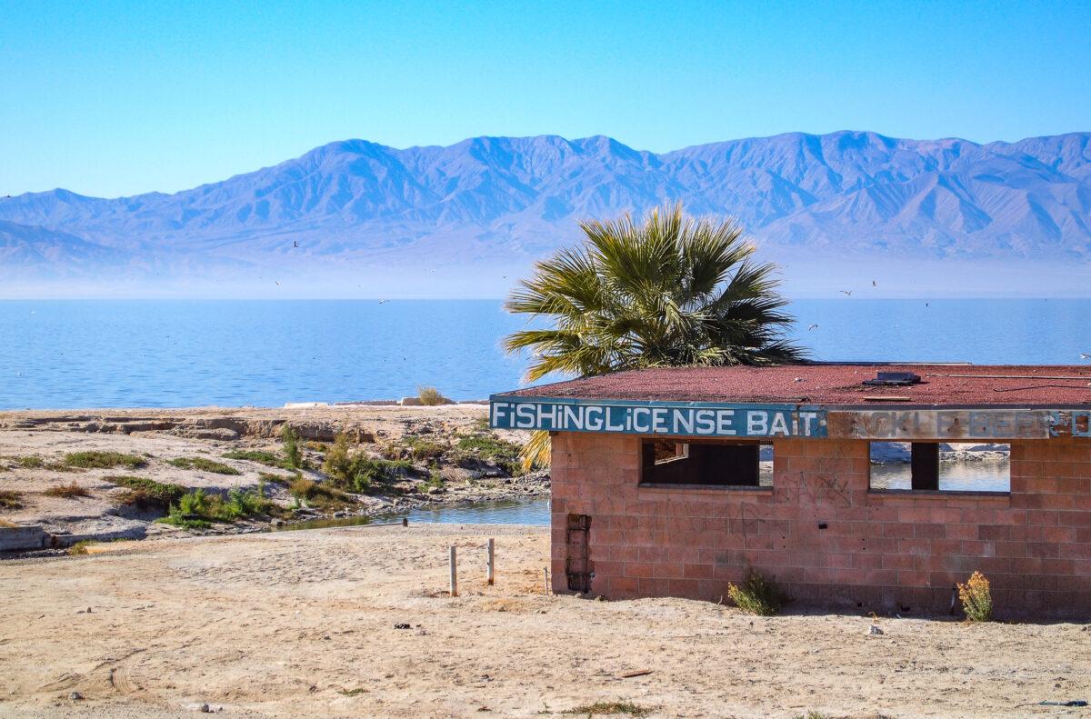 An abandoned building at the Salton Sea in Imperial County, Calif., on Dec. 29, 2011. (John Fredricks/The Epoch Times)
