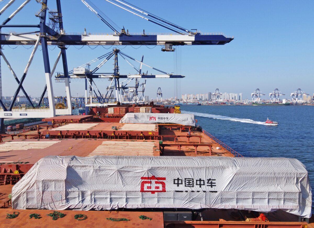 A quayside bridge loads cargo for the China-Africa liner "Shengli Grace" in Yantai Port, East China's Shandong Province, on Dec. 21, 2021. The annual cargo volume of China's liner ships to Africa from Yantai Port has surpassed the 1 million ton mark for the first time, up 89.6% year on year. (Tang Ke/Costfoto/Future Publishing via Getty Images)