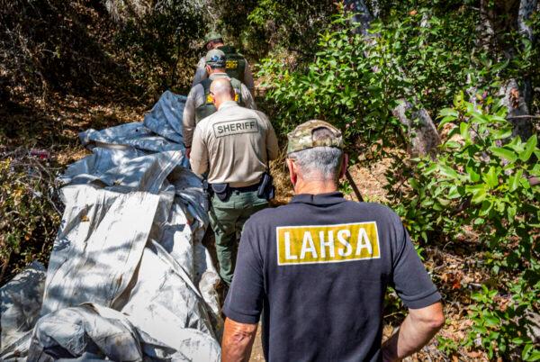 Los Angeles Homeless Services Authority workers join the Los Angeles Sheriff's Department in assisting homeless individuals in Malibu, Calif., on Sept. 24, 2021. (John Fredricks/The Epoch Times)