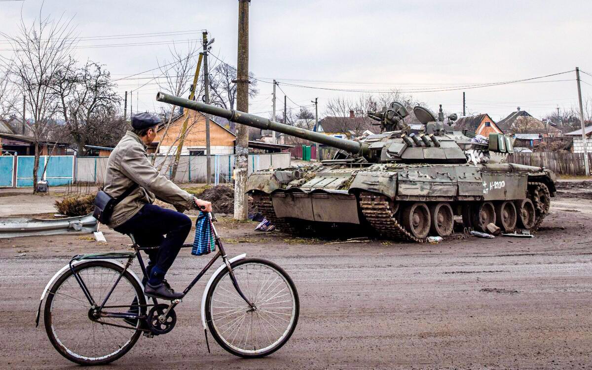 Kyiv–Moscow Peace Talks to Resume as Russian Forces Regroup for Offensive in Donbass