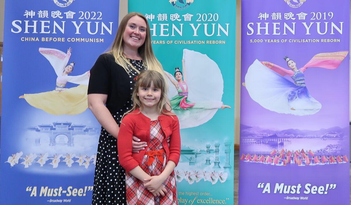 Emily Jane Harris with her daughter Isabelle at the Shen Yun performance at the ICC in Birmingham, United Kingdom, on April 2, 2022. (Lily Zhou/The Epoch Times)