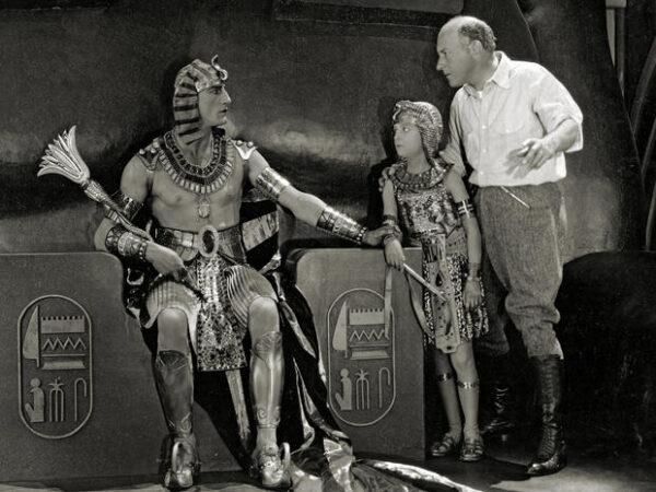 Cecil B. DeMille (R) directing his 1923 version of "The Ten Commandments." (Cecil B. DeMille Foundation ©2022)