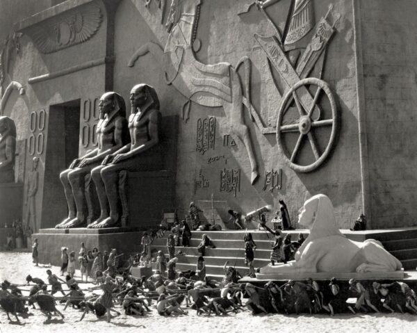 The set and extras from the 1923 DeMille production of "The Ten Commandments."  (Cecil B. DeMille Foundation ©2022)