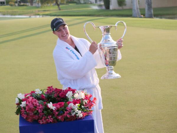 Jennifer Kupcho of the United States celebrates her victory holding The Dinah Shore Trophy after winning The Chevron Championship at The Westin Mission Hills Golf Resort & Spa, in Rancho Mirage, Calif., on April 3, 2022. (Nhat Hoang/The Epoch Times)