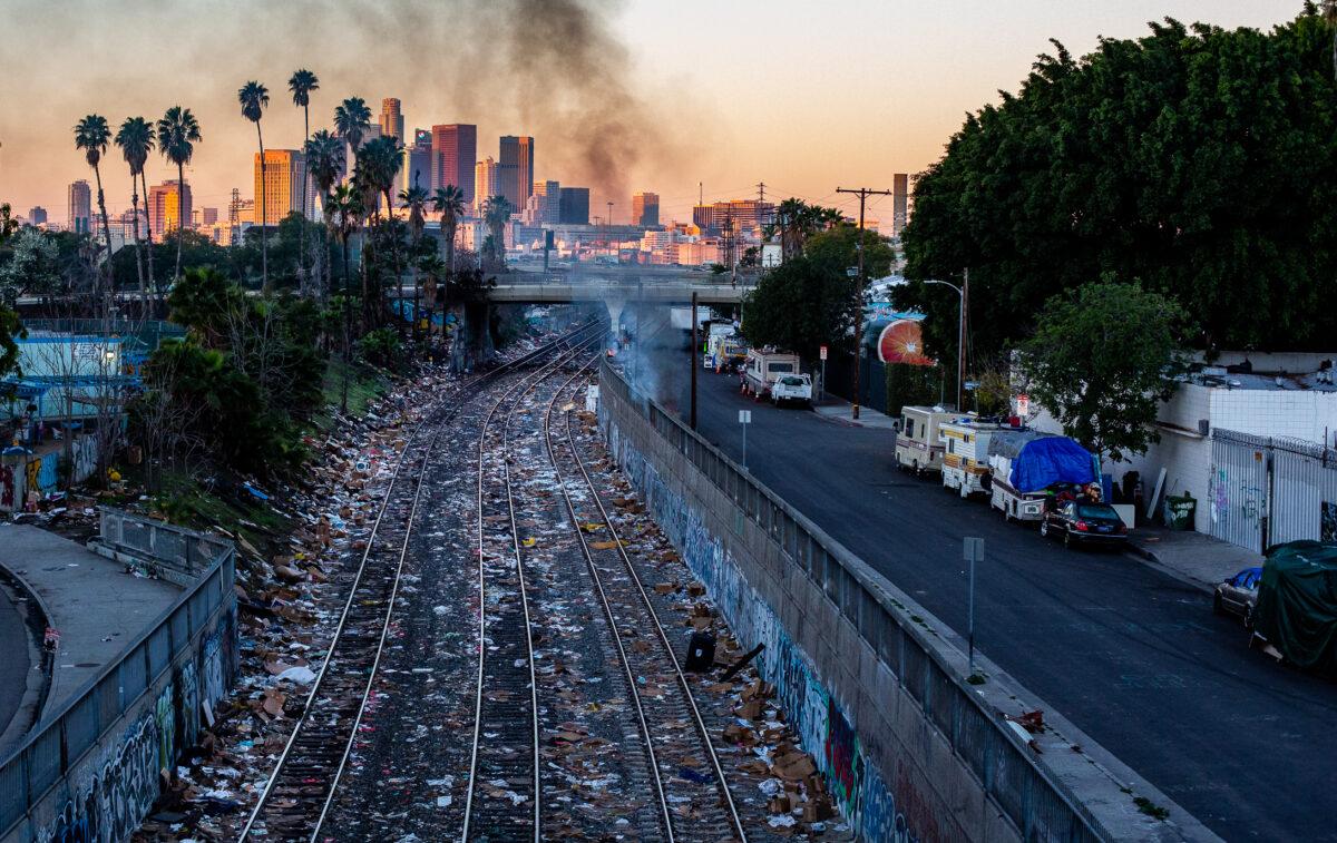 Arson within a homeless encampment creates smoke from fires in Los Angeles, Calif., on Jan. 2, 2022. (John Fredricks/The Epoch Times)