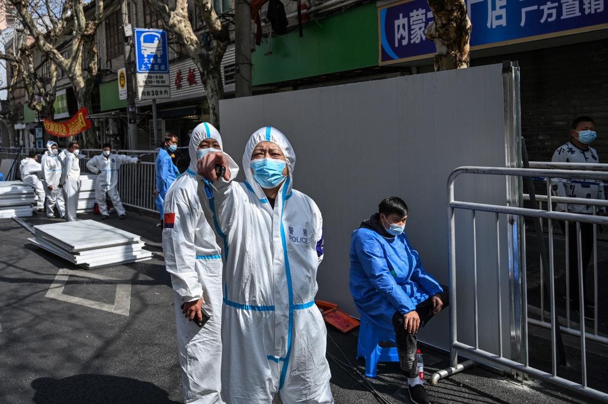 Shanghai Residents Assaulted by Pandemic Control Officers Amid Harsh Enforcement of COVID-19 Curbs