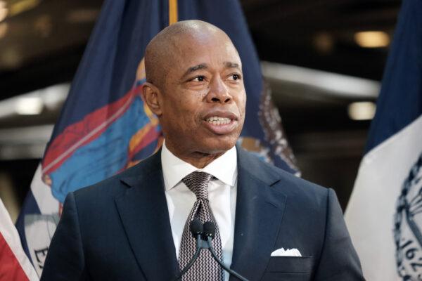  N.Y.C. Mayor Eric Adams speaks during a news conference at a Manhattan subway station where the two politicians announced a new plan to fight homelessness in N.Y., on Jan. 6, 2022. (Spencer Platt/Getty Images)