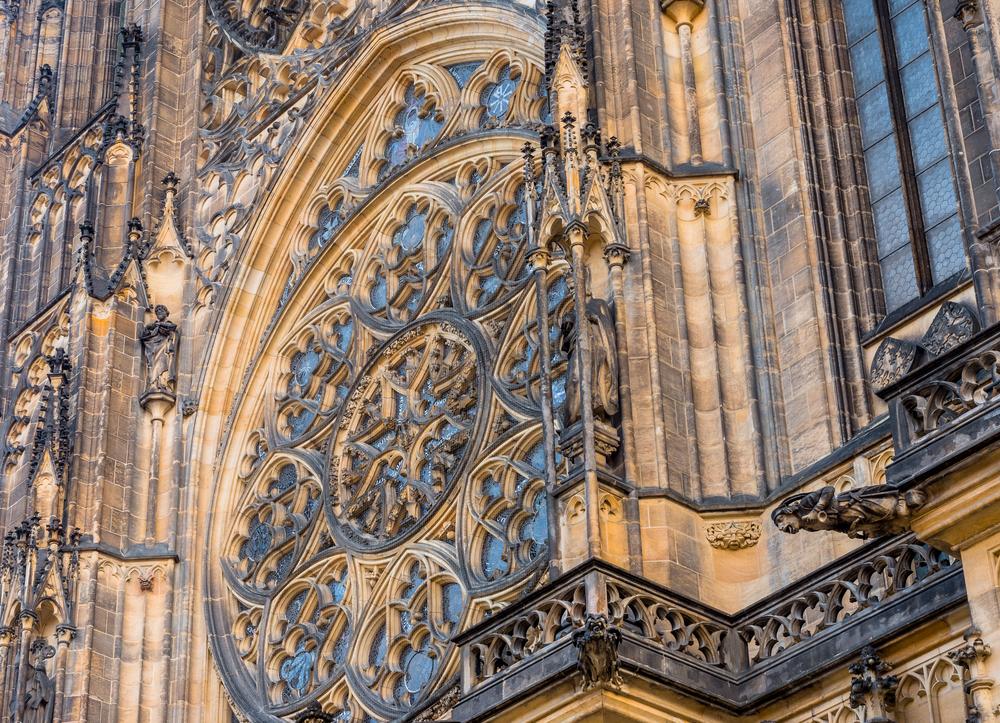 Statues of gargoyles, saints, or local, contemporary dignitaries animate the façade surrounding the central rose window. (elvistudio/Shutterstock)