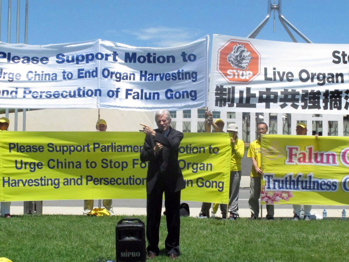David Kilgour speaks as Falun Gong practitioners demonstrate outside Parliament House in Canberra, Australia, against forced organ harvesting in China, on Nov. 21, 2016. (AP Photo/Rod McGuirk)