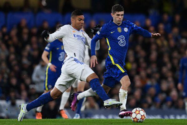 Chelsea's U.S. midfielder Christian Pulisic (R) vies with Real Madrid's Brazilian midfielder Casemiro (L) during the UEFA Champions League Quarter-final first leg football match between Chelsea and Real Madrid at Stamford Bridge stadium, in London, on April 6, 2022. (Glyn Kirkl/Getty Images)