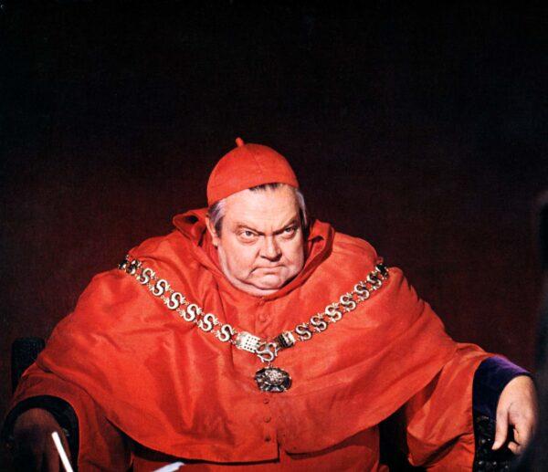 Orsen Welles appears as Cardinal Wolsey. (MovieStillsDB)