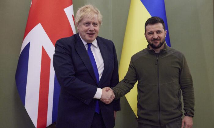 UK to Provide Ukraine With $1.3 Billion Pounds in Further Military Support