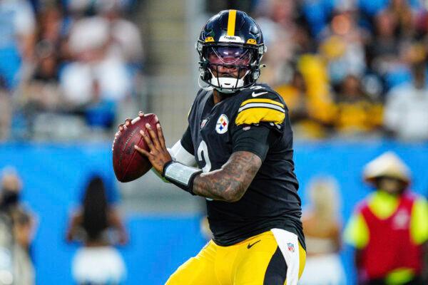 Pittsburgh Steelers quarterback Dwayne Haskins plays against the Carolina Panthers during the first half of a preseason NFL football game in Charlotte, N.C., on Aug. 27, 2021. (Jacob Kupferman/AP Photo)
