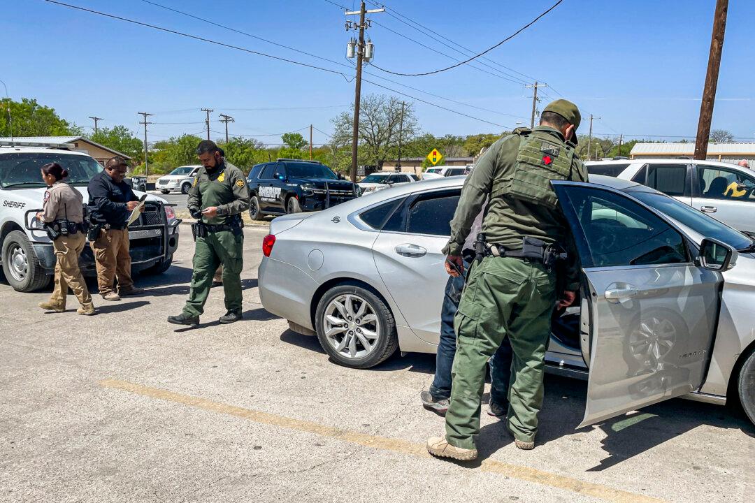 Smugglers Hiring American Teens to Drive Illegal Migrants From Mexico Border