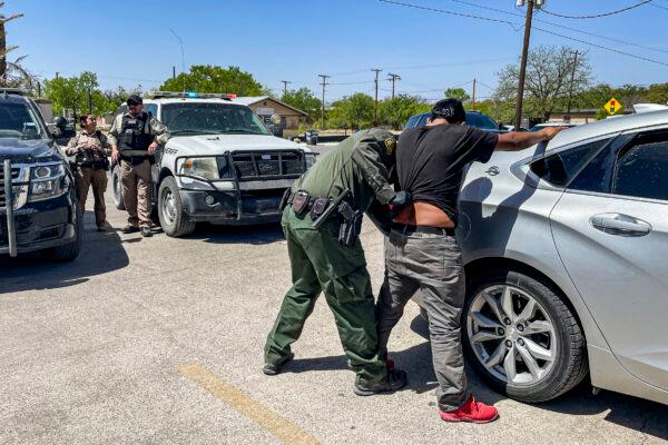  Border Patrol agents pick up four illegal aliens from Mexico after local deputies intercept their smuggling vehicle, in Brackettville, Texas, on April 8, 2022. (Charlotte Cuthbertson/The Epoch Times)