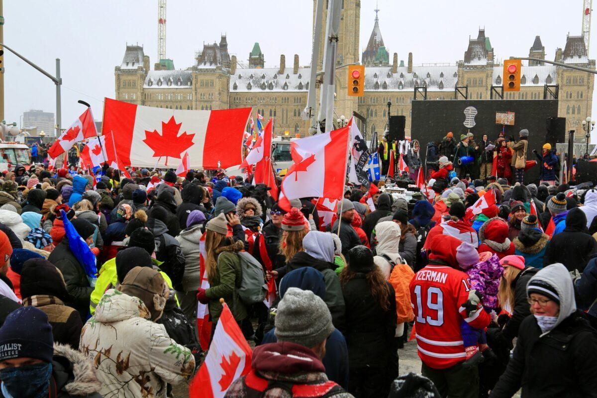 Crowds of protesters demonstrate against COVID-19 mandates and restrictions in Ottawa on Feb. 12, 2022. (Jonathan Ren/The Epoch Times)