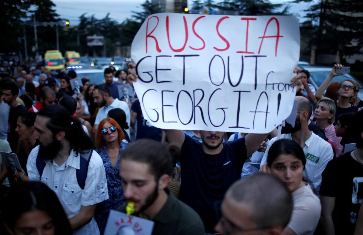 Protesters gather in front of the Russian Federation Interests Section of the Embassy of Switzerland on the 10th anniversary of the Georgia–Russia war, in Tbilisi, Georgia, on Aug. 7, 2018. (David Mdzinarishvili/Reuters)