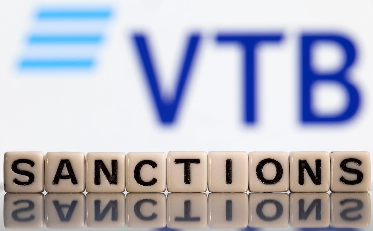 Sanctioned Russian Bank VTB Pays Bond Coupons in Roubles