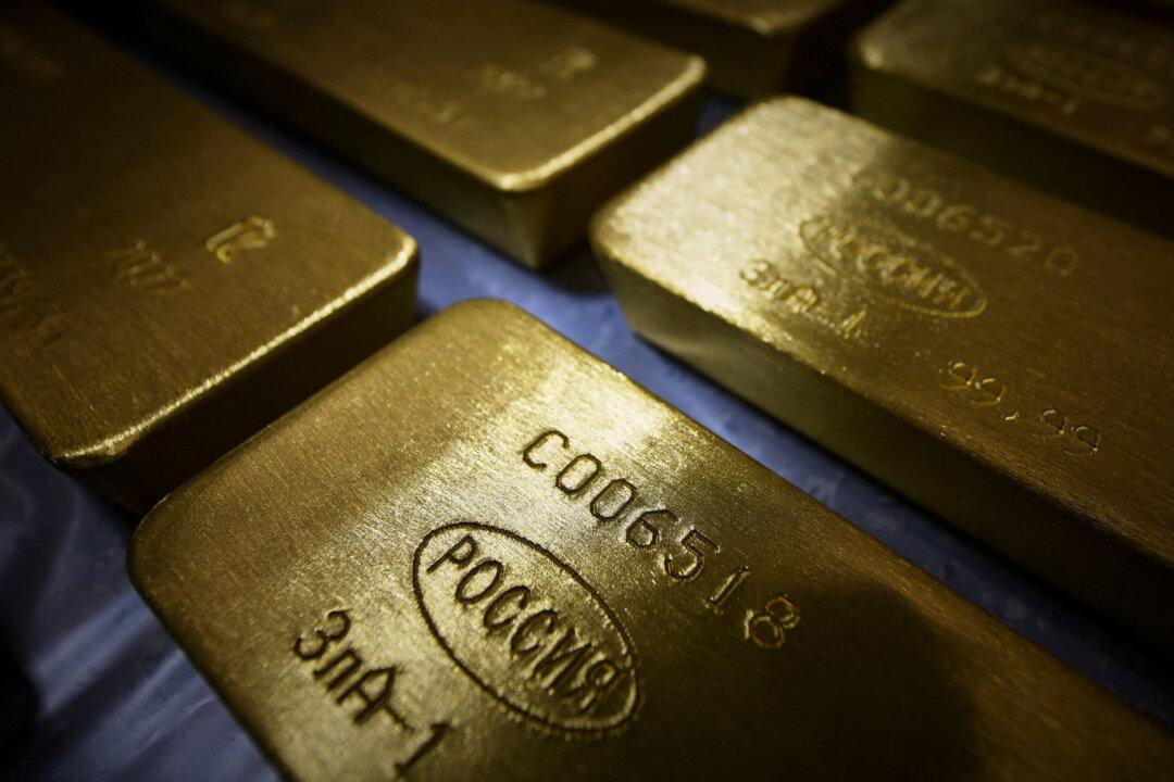 Gold Prices Flat as Firmer Dollar, Yields Dim Safe-Haven Demand