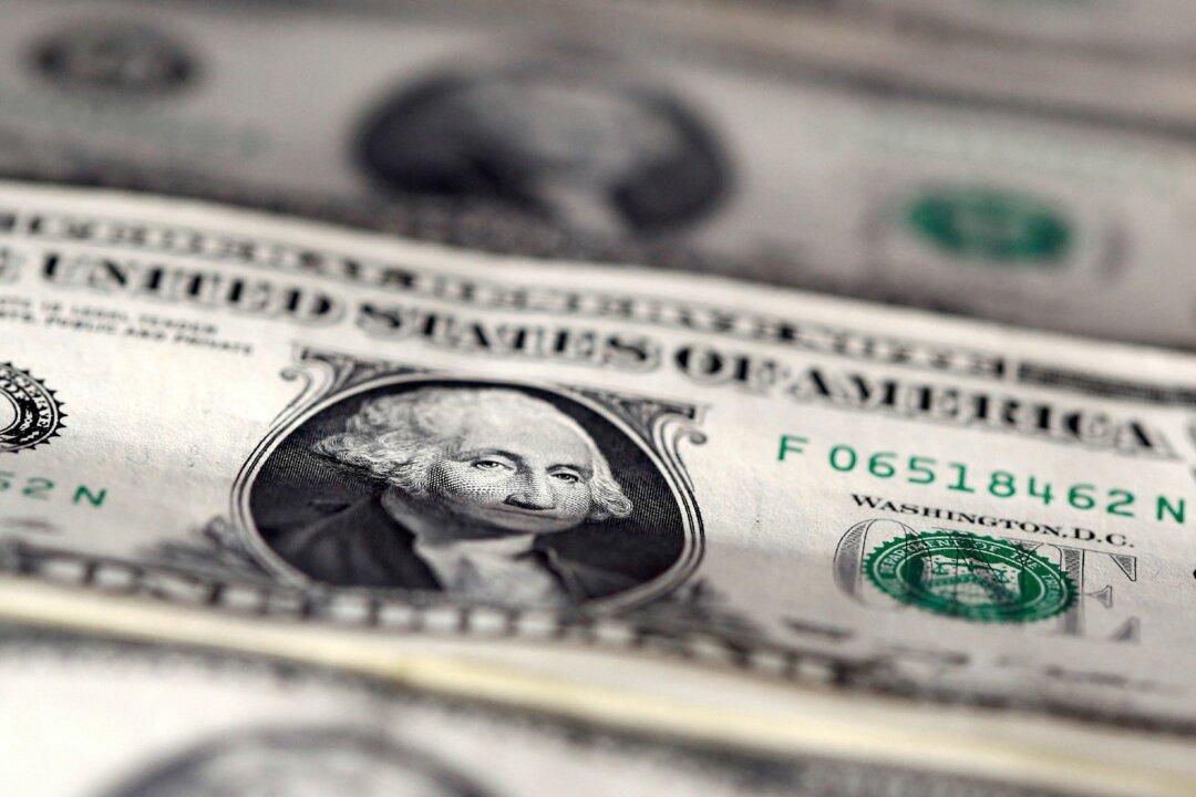 Dollar Nudges Lower as US Debt Ceiling Deal Dents Safe-Haven Appeal