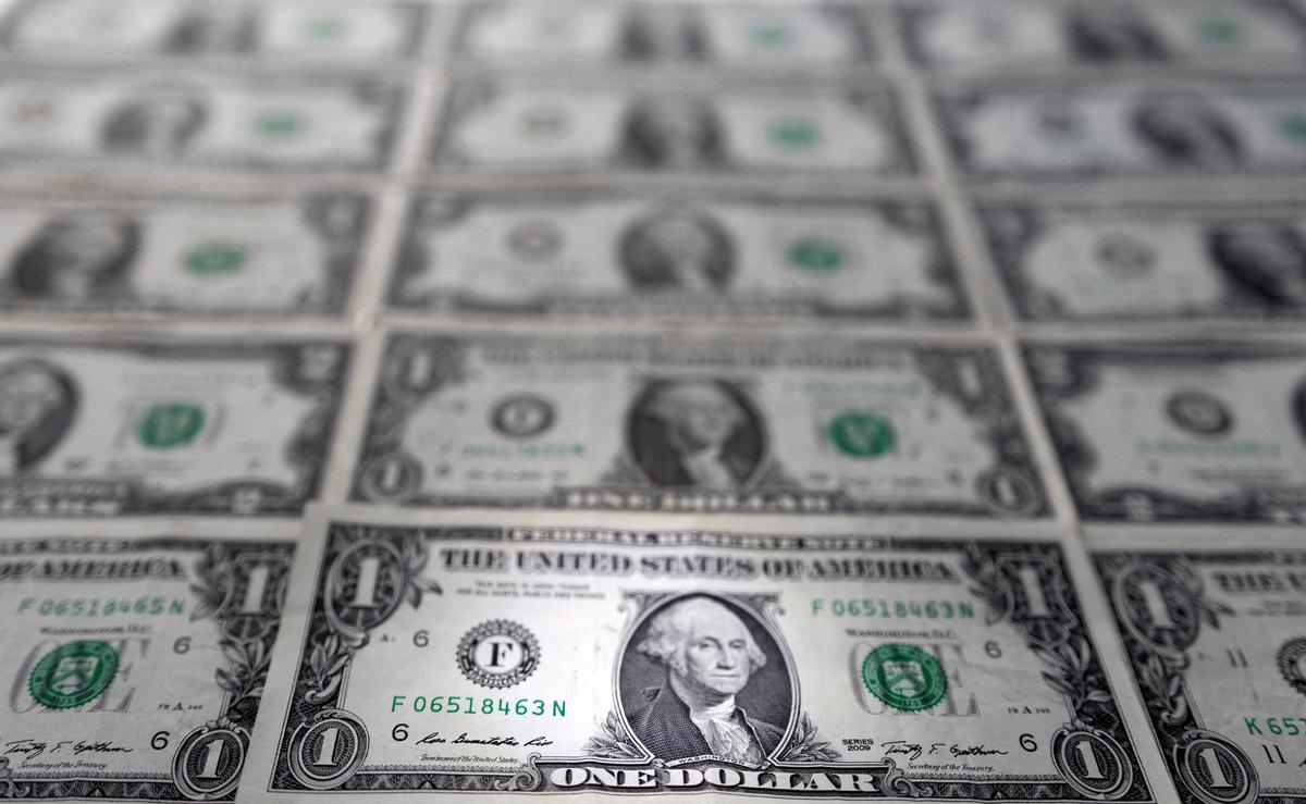 Dollar Drifts Up but Set for Biggest Weekly Drop in 4 Months
