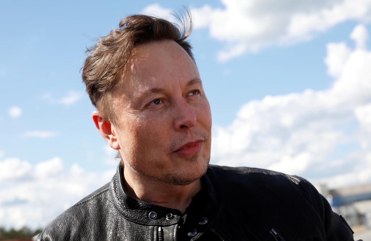 Musk Responds to Reports Twitter Mulling 'Poison Pill' Tactic to Foil His Takeover Bid