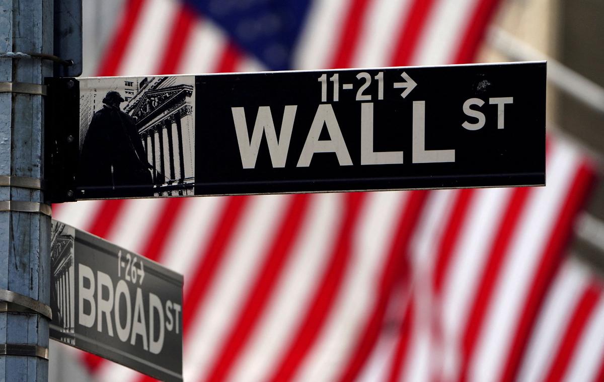 Wall Street Rallies, Snaps Longest Weekly Losing Streak in Decades