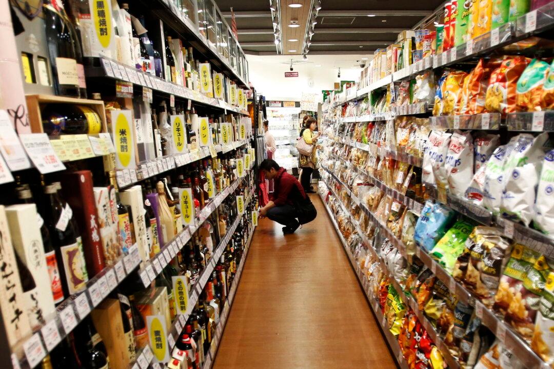 Japan’s Wholesale Inflation Stays Near Record on Ukraine War, Weak Yen