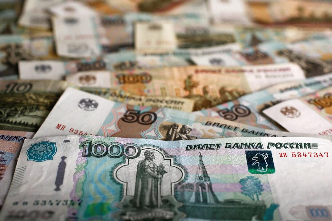 Russian Ruble Falls With Capital Control Measures in Focus