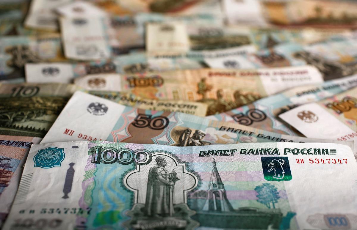 Russian Ruble Falls With Capital Control Measures in Focus