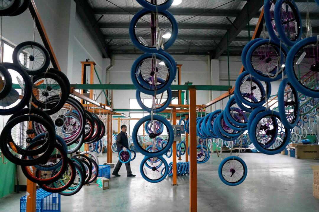 US Companies Load Up on Costly Inventories as New Supply Snarls Loom in China