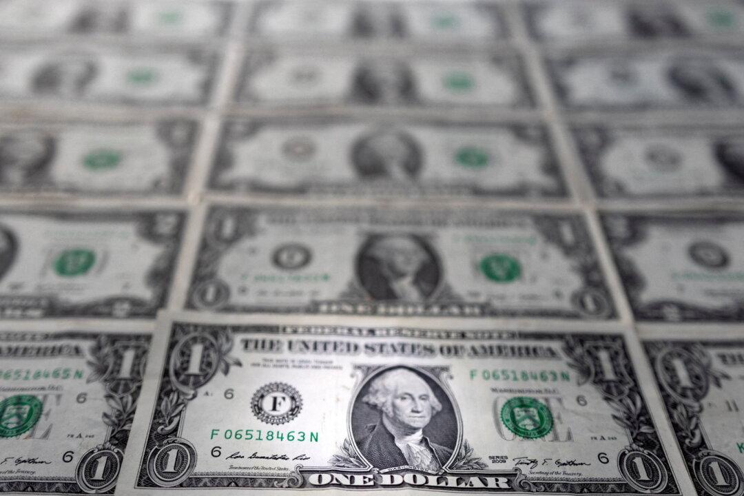 US Savings Rate Plummets to Record Low as Inflation Levels Remain High