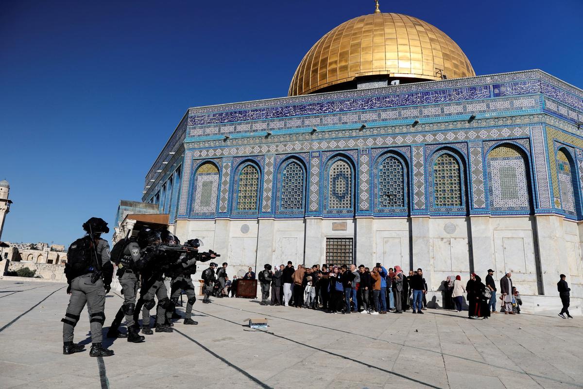 Palestinians Clash With Israeli Police at Al-Aqsa Mosque in Jerusalem, 152 Injured, Hundreds Arrested