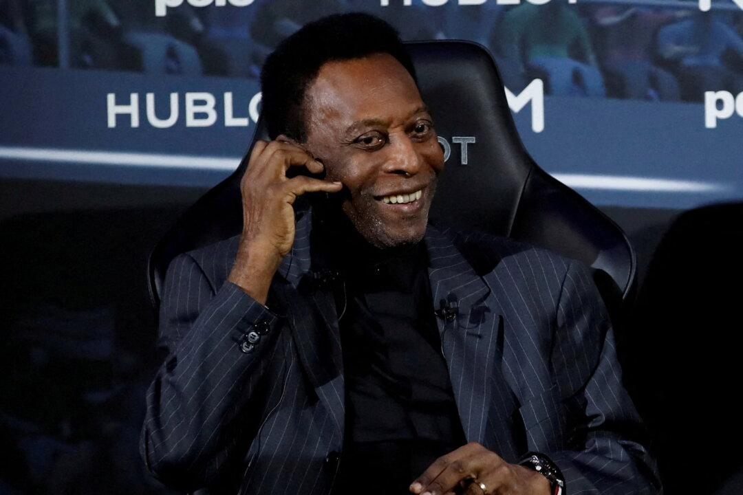 Brazil’s Pele Back in Hospital as Tumour Treatment Continues