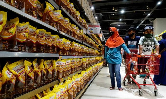 Indonesians Violating Palm Oil Export Ban Will Face ‘Strict Sanctions:’ Trade Minister