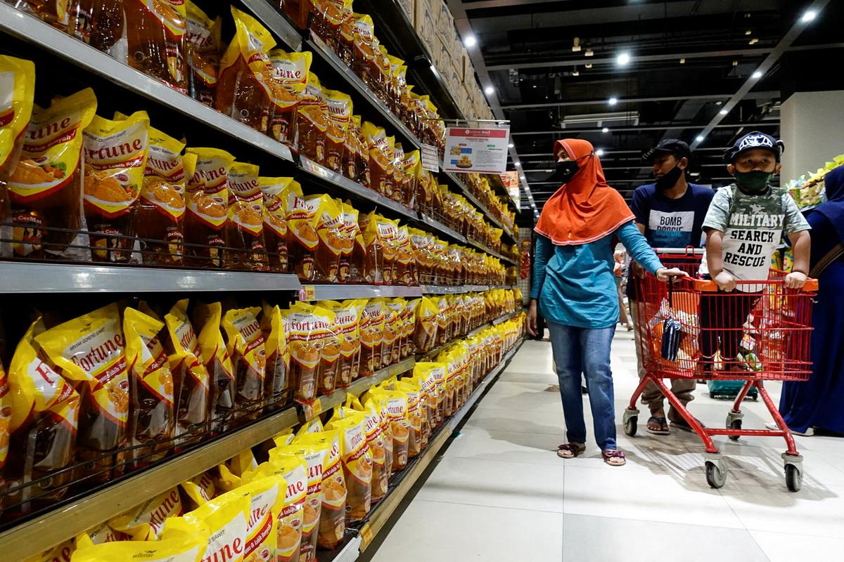 Indonesians Violating Palm Oil Export Ban Will Face ‘Strict Sanctions:’ Trade Minister