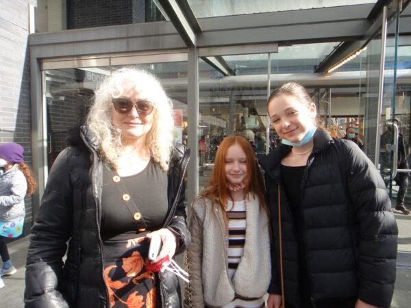 Daya Cole and her daughters at the Shen Yun performance in Toronto on April 10, 2022. (Xinxin Teng/The Epoch Times)