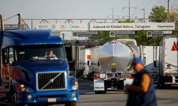 Truckers Protest Lengthy Wait Time at US-Mexico Border, Texas Governor’s Stringent Inspection