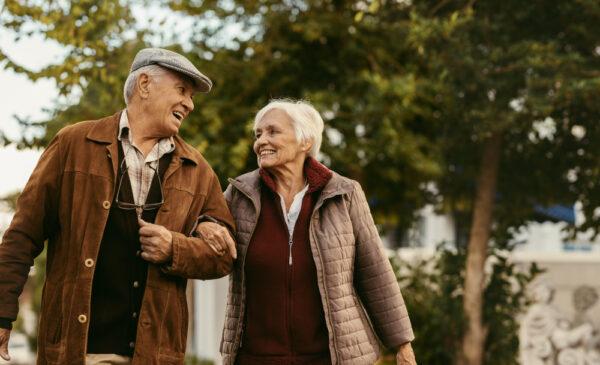 An elderly couple strolling arm in arm. (Shutterstock)