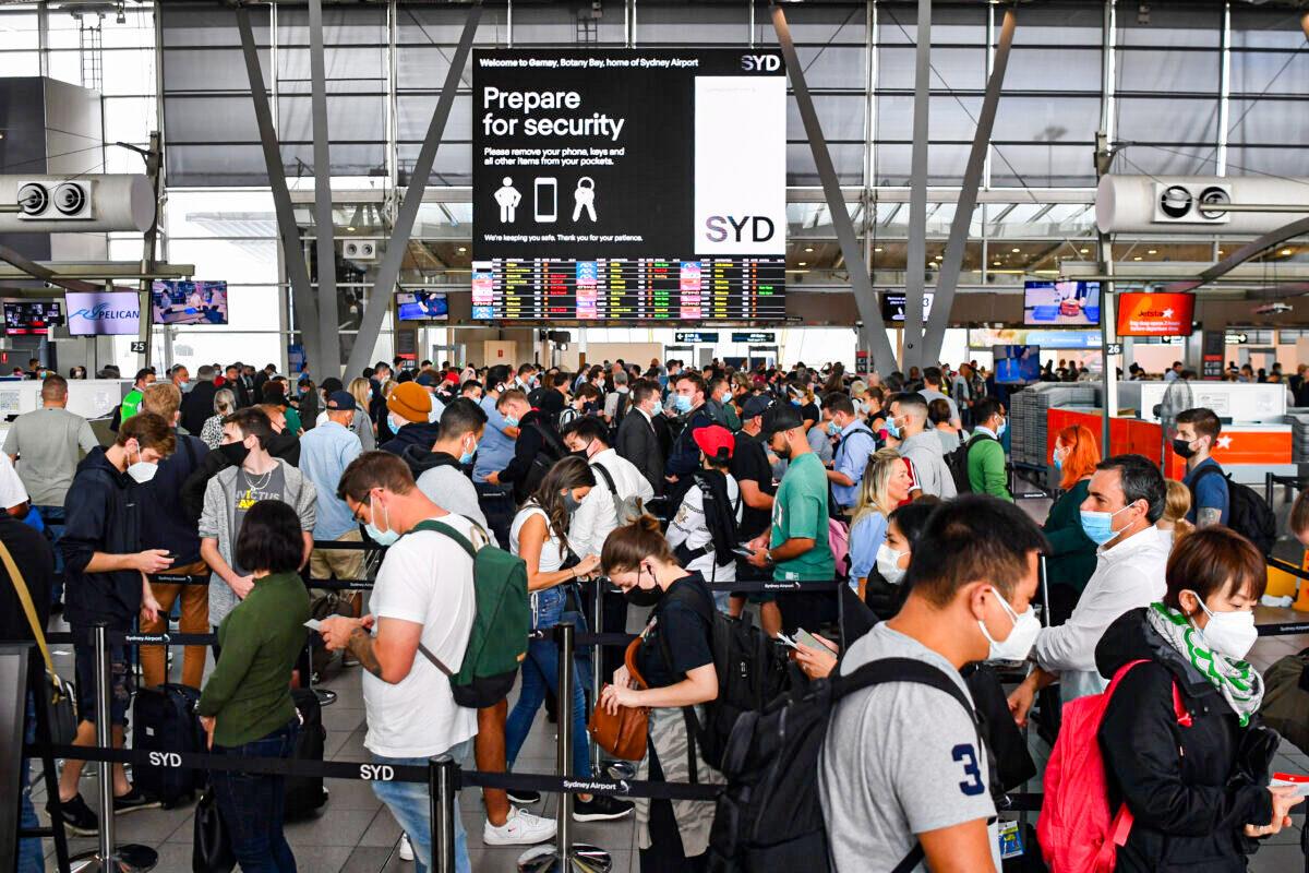 Huge queues are seen at the Virgin and Jetstar domestic departure terminal at Sydney Domestic Airport in Sydney, Australia, on April 8, 2022. (AAP Image/Dean Lewins)
