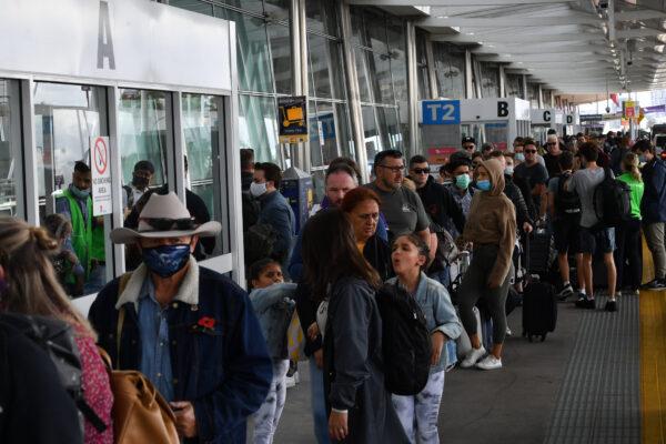 Huge queues are seen at the Virgin and Jetstar domestic departure terminal at Sydney Domestic Airport in Sydney, Australia, on April 8, 2022. (AAP Image/Dean Lewins) NO ARCHIVING