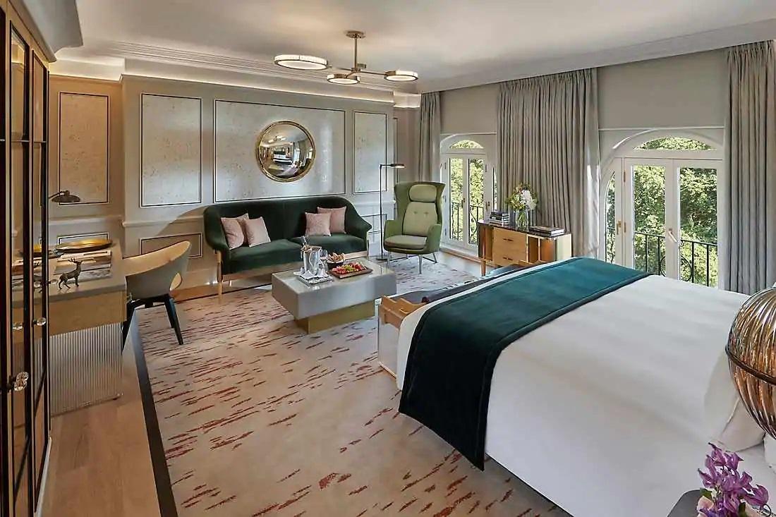  The Mandarin Oriental Hyde Park is within steps of many attractions. (Courtesy of Mandarin Oriental)