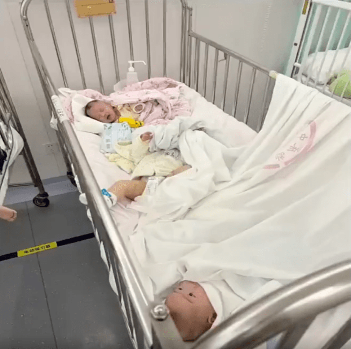 Footage of babies left crying at the Shanghai Public Health Clinical Center emerged on the Chinese internet in early April. (Screenshot via Weibo)