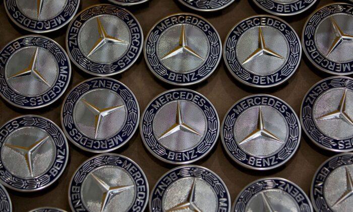 Mercedes-Benz, Daimler Truck Say Cannot Confirm Talks on Russian Stake Sale