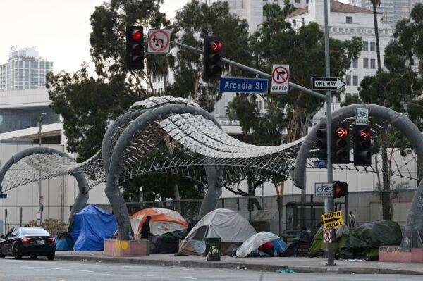 Homeless tents line a freeway overpass in Los Angeles, Calif., on Nov. 6, 2020. (Robyn Beck/AFP via Getty Images)