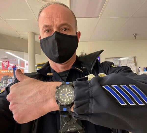 A police officer gives thumbs up for his Egard watch and the support shown to law enforcement by Ilan Srulovicz with his Speak Truth ad. (Courtesy of Ilan Srulovicz)